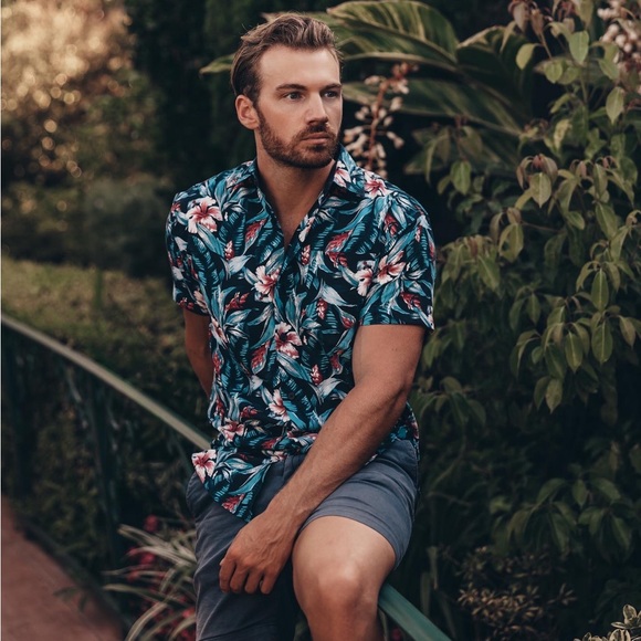 6 Button-Down Summer Dress Shirts ($5 Each) - Picture 6 of 7